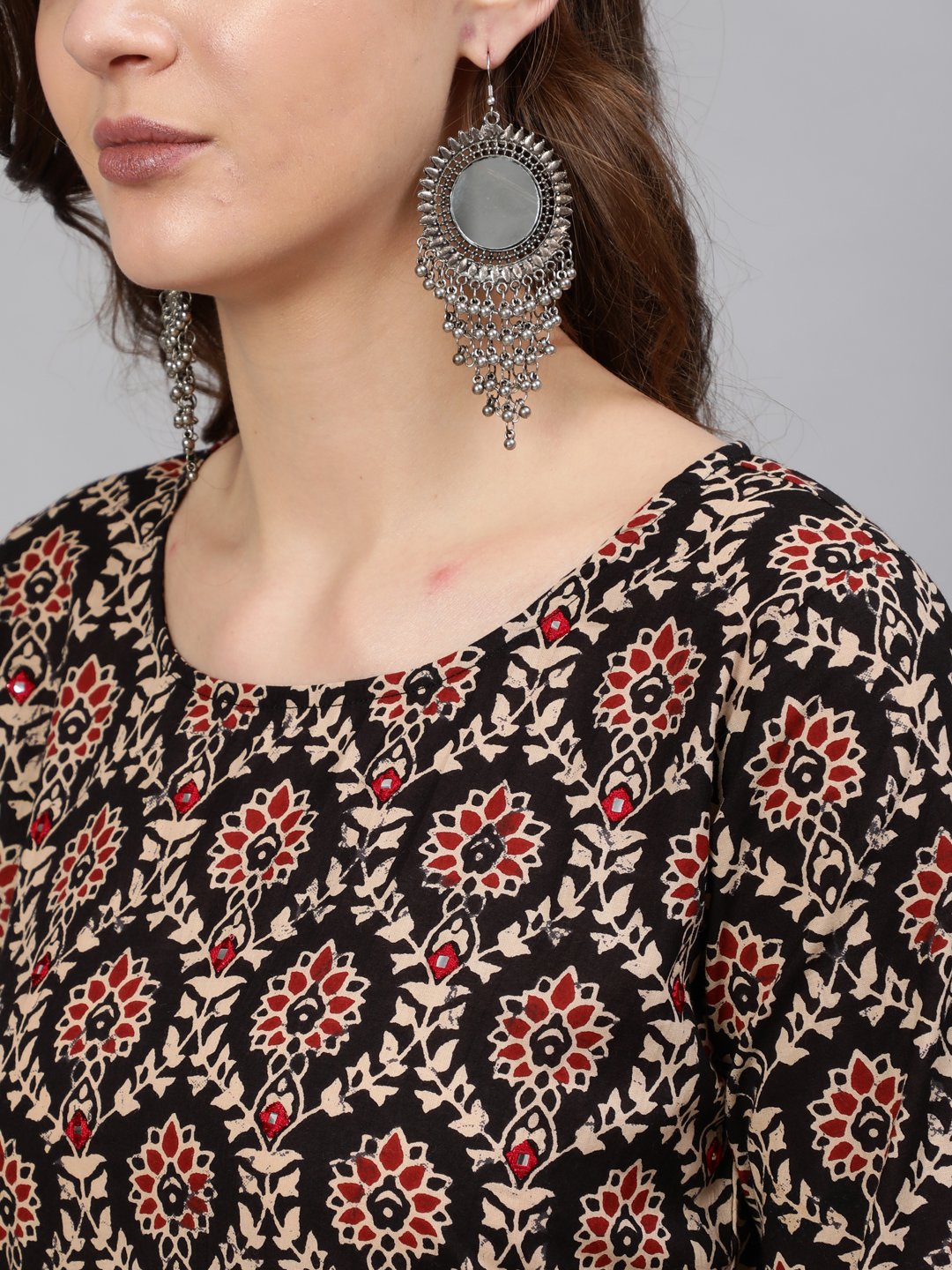 Women Black Mirror Work Printed Straight Kurta With Three Quarter Sleeves - Image 2