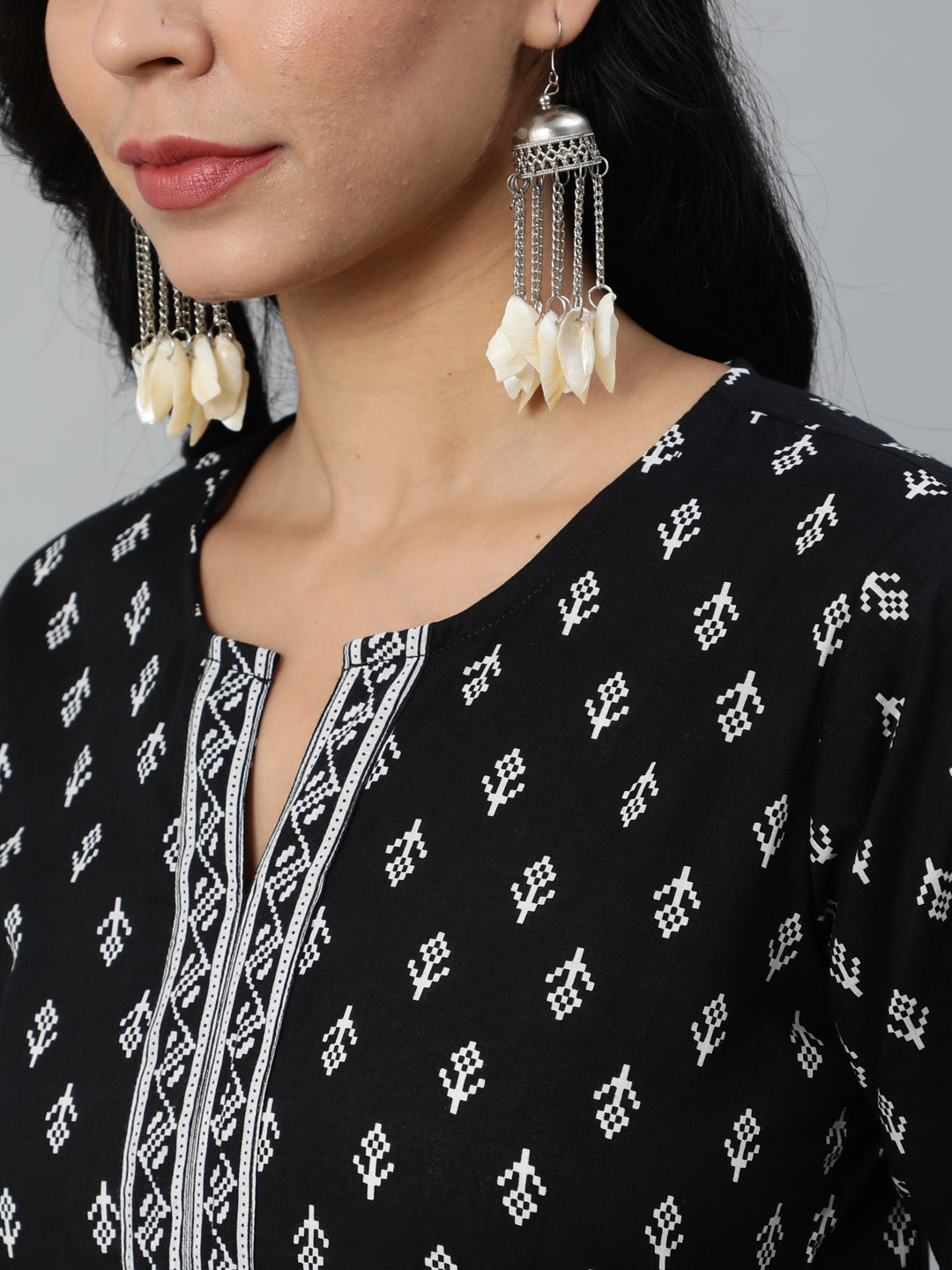 Women Black Calf Length Straight Kurta With Round Neck And Three Quarter Sleeves - Image 4
