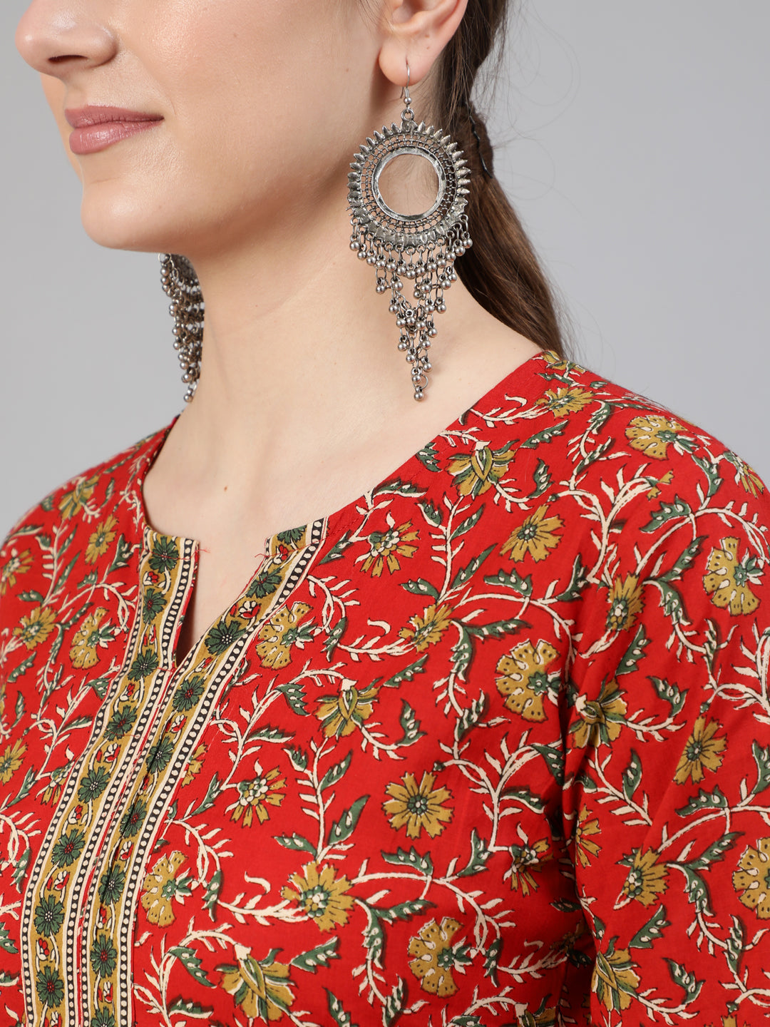 Red Floral printed Straight Kurta With Three Quarter Sleeves - Image 4
