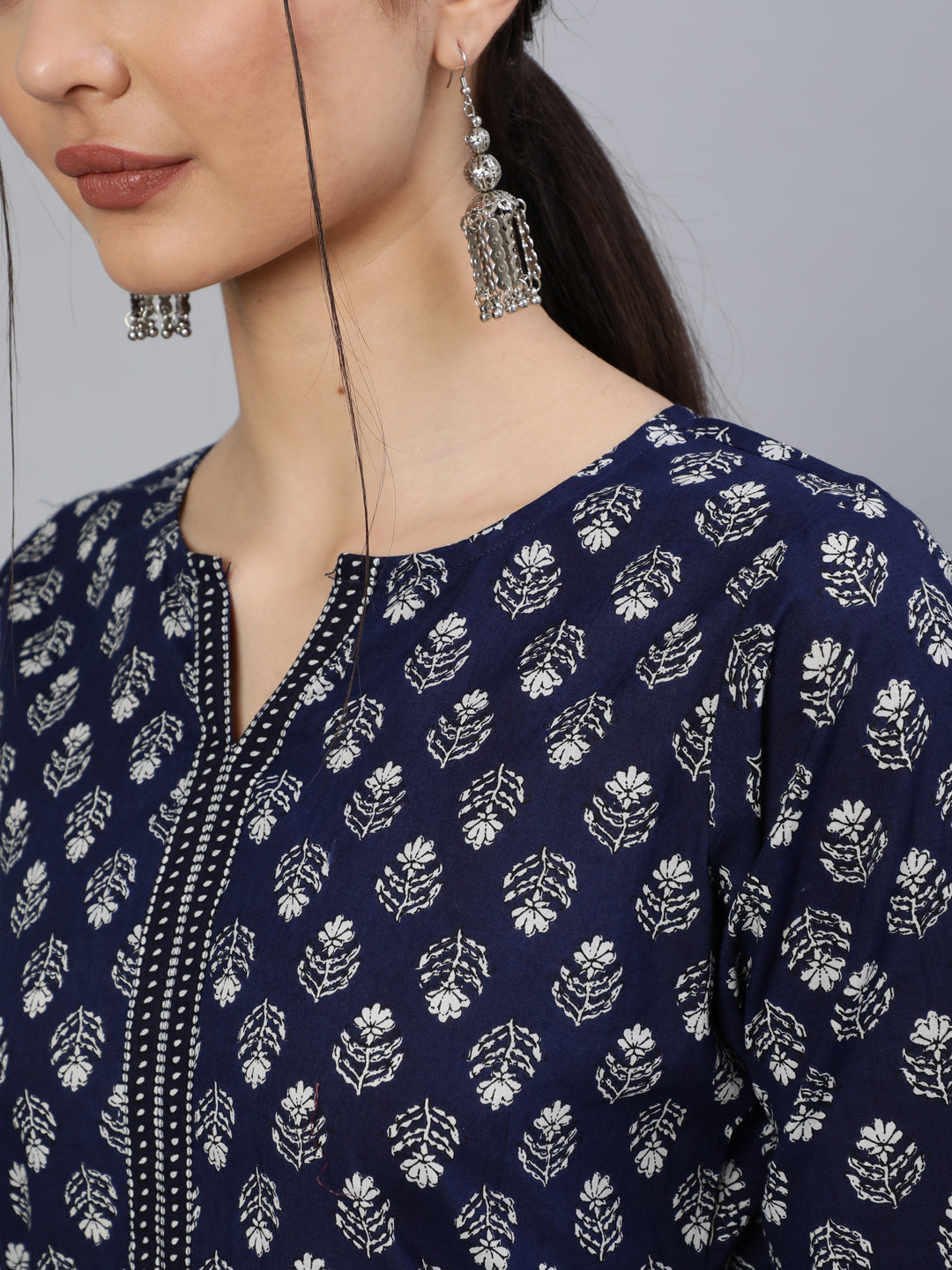 Navy Blue Ethnic Printed Straight Kurta With Three Quarter Sleeves - Image 4