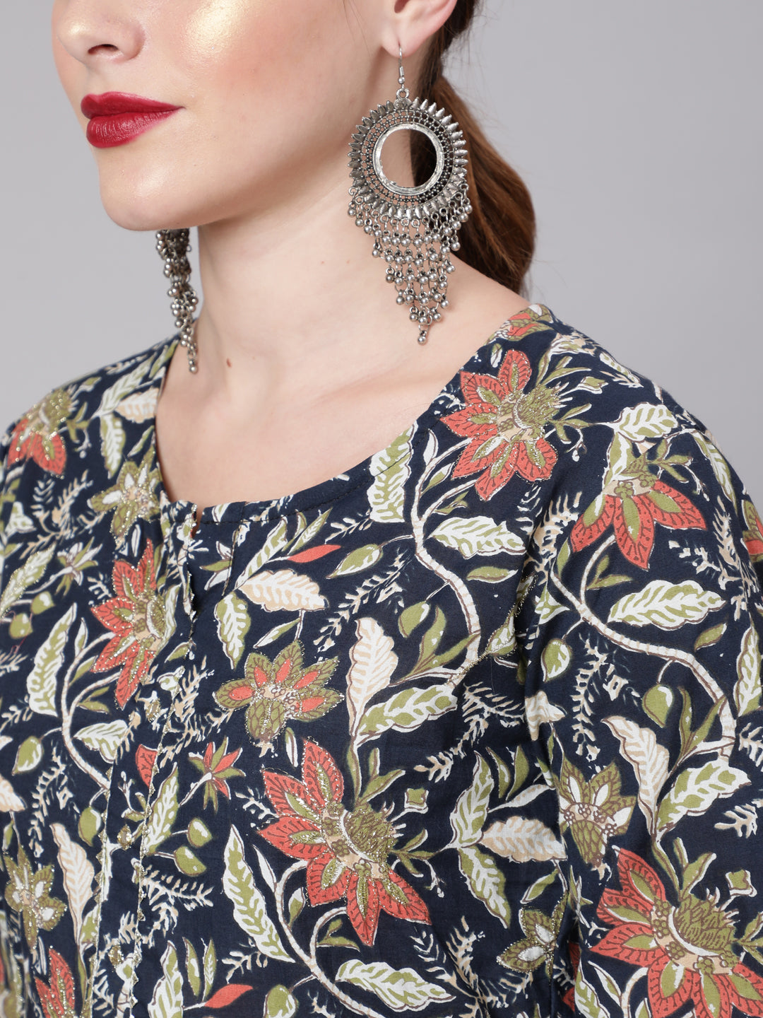 Navy Blue Floral Printed Straight Kurta With Three Quarter Sleeves - Image 4