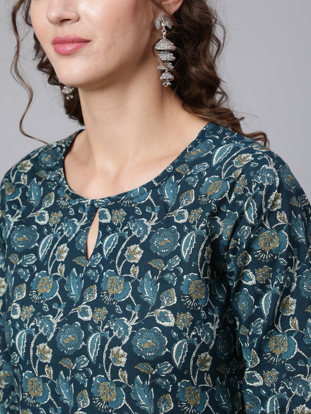 Teal Blue Printed straight kurta with three quarter sleeves - Image 4