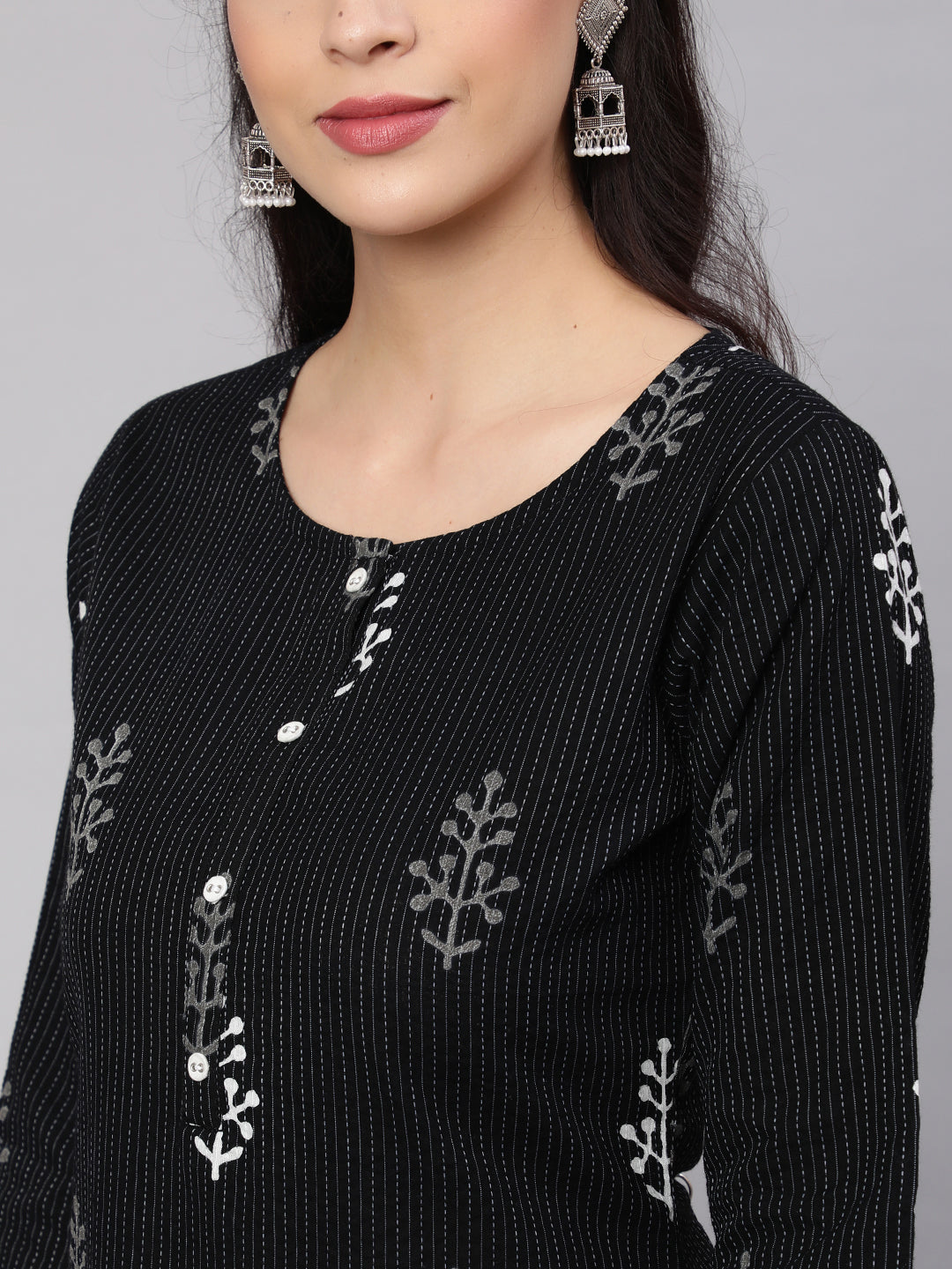 Women Black Printed straight Kurta With three quarter sleeves - Image 4