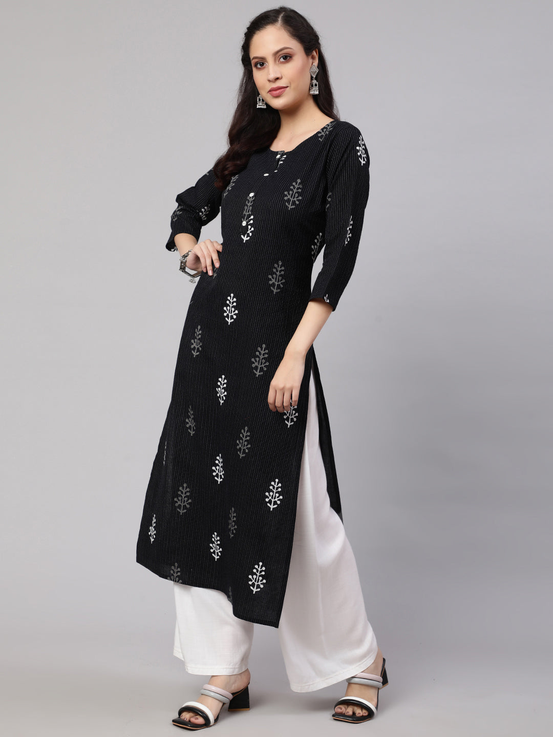 Women Black Printed straight Kurta With three quarter sleeves - Image 2