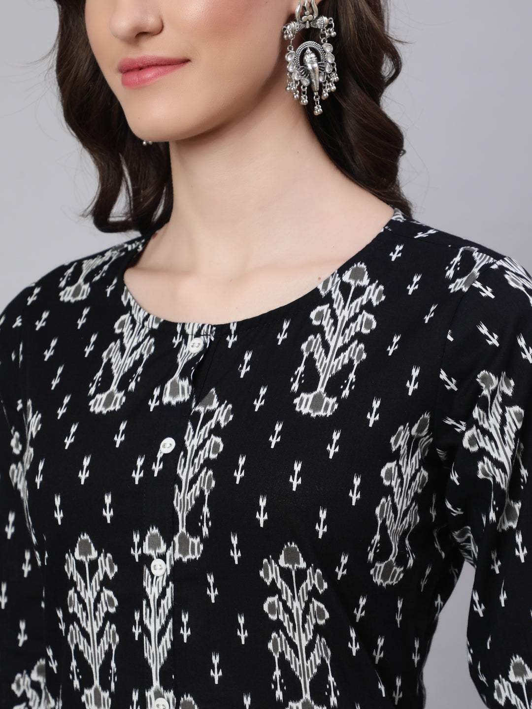 Women Black Printed straight Kurta With three quarter sleeves - Image 4