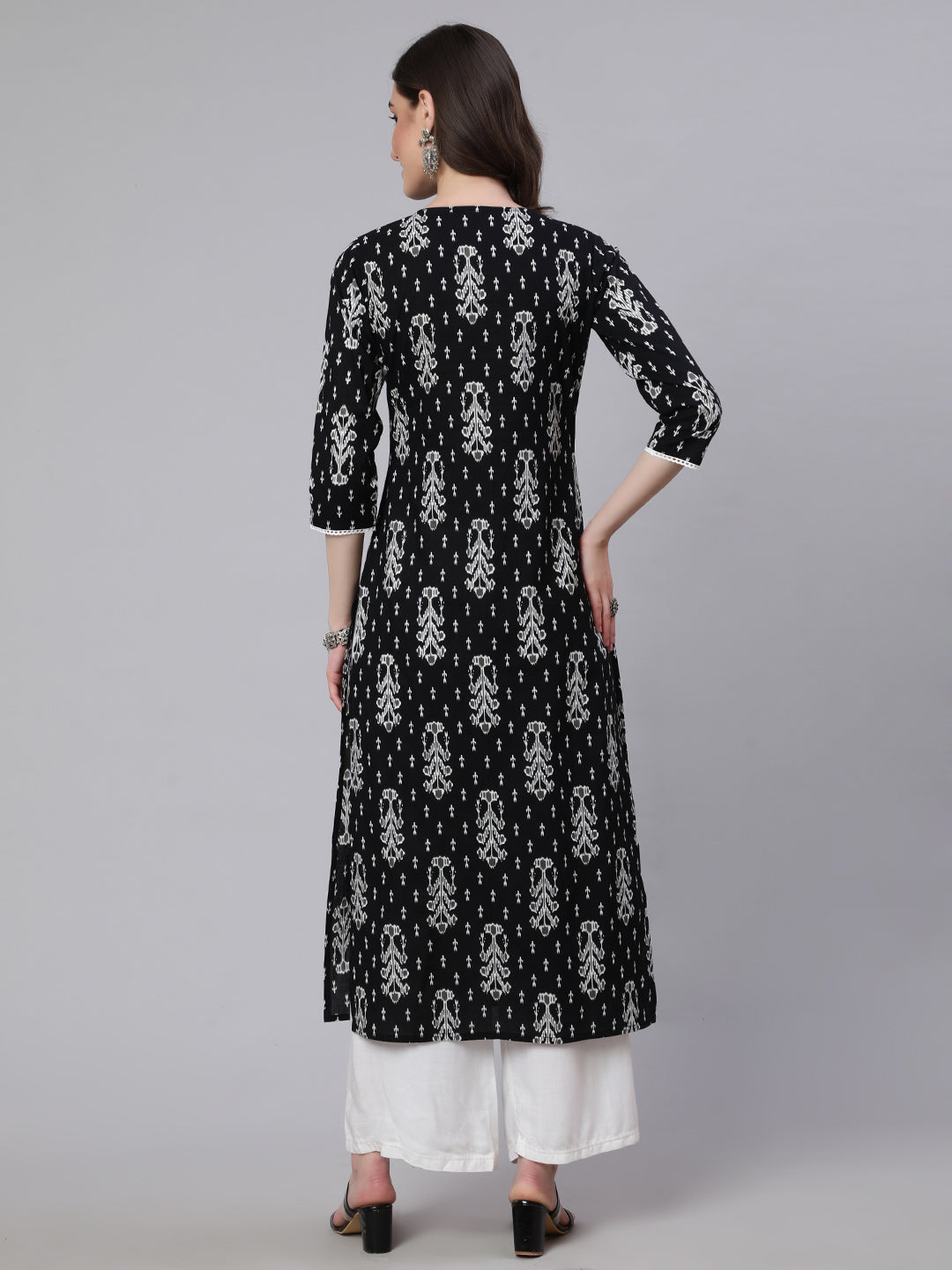 Women Black Printed straight Kurta With three quarter sleeves - Image 3