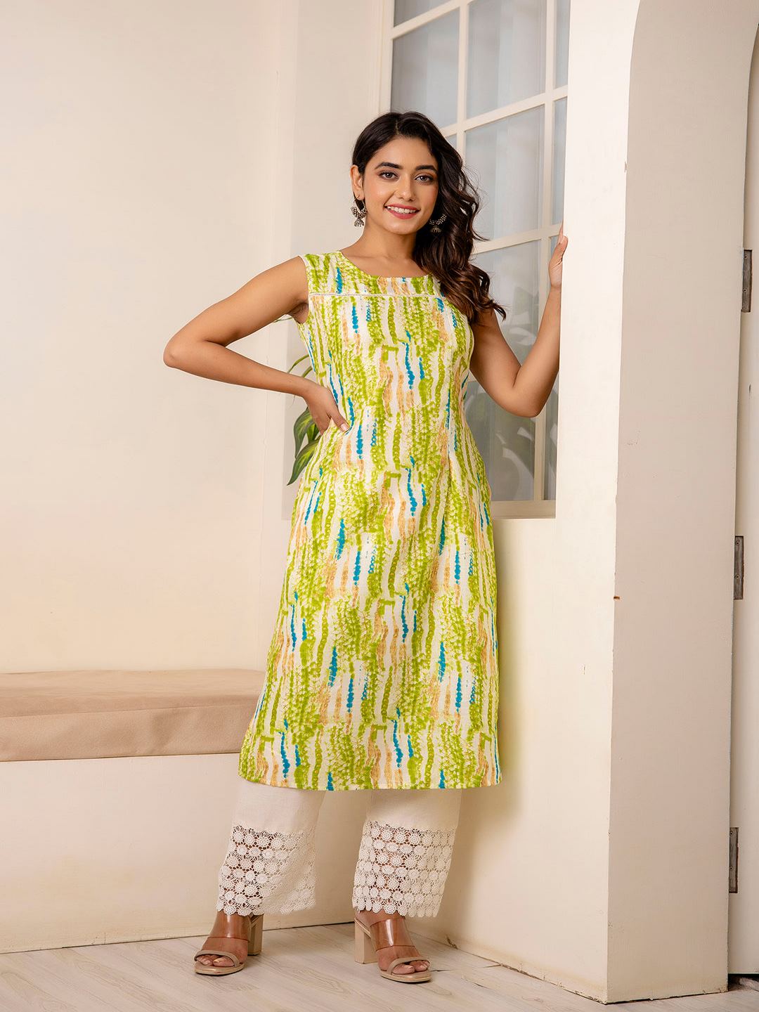 Green Printed Straight Sleeveless Kurta - Image 2