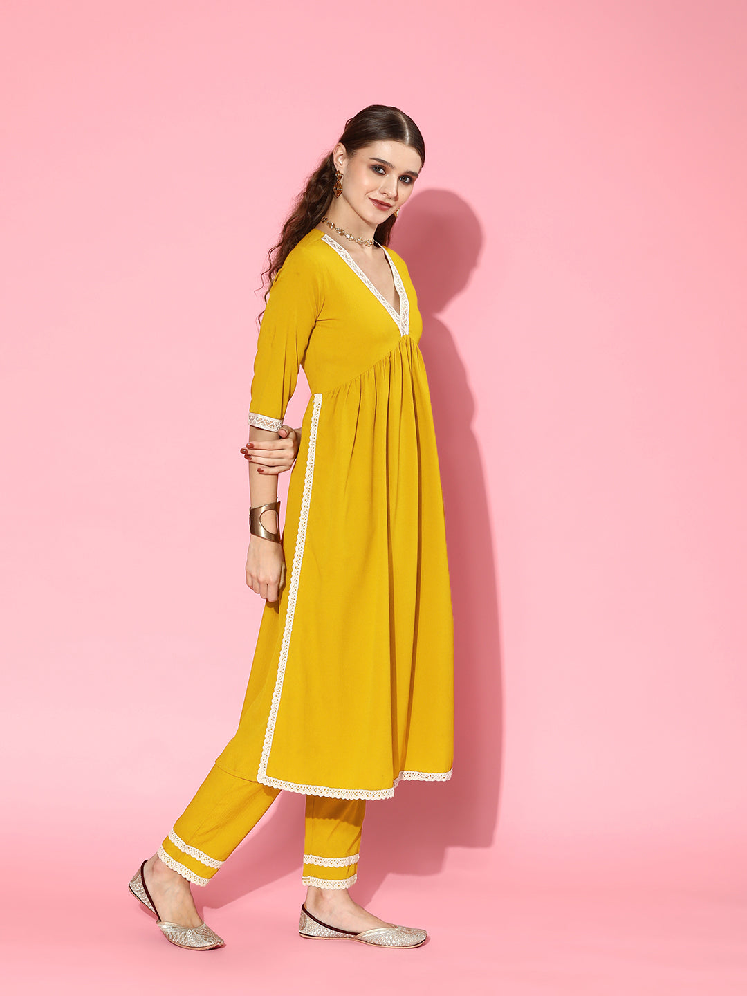 Solid Crepe Naira cut Kurta Pant Dupatta Set - Image 4