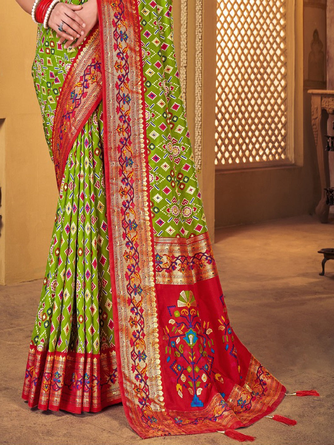 Mehndi Green Ikat Motifs Print With Foil Border Saree - Image 3