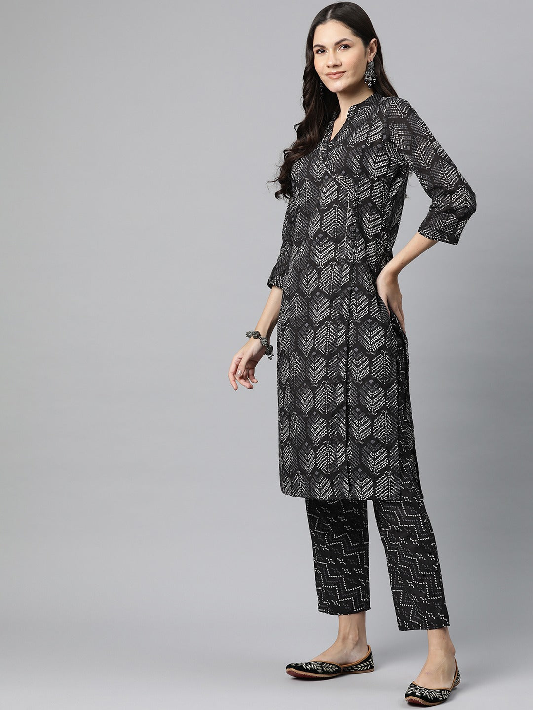 Cotton Bandhani Straight Kurta Pant And Dupatta - Image 3
