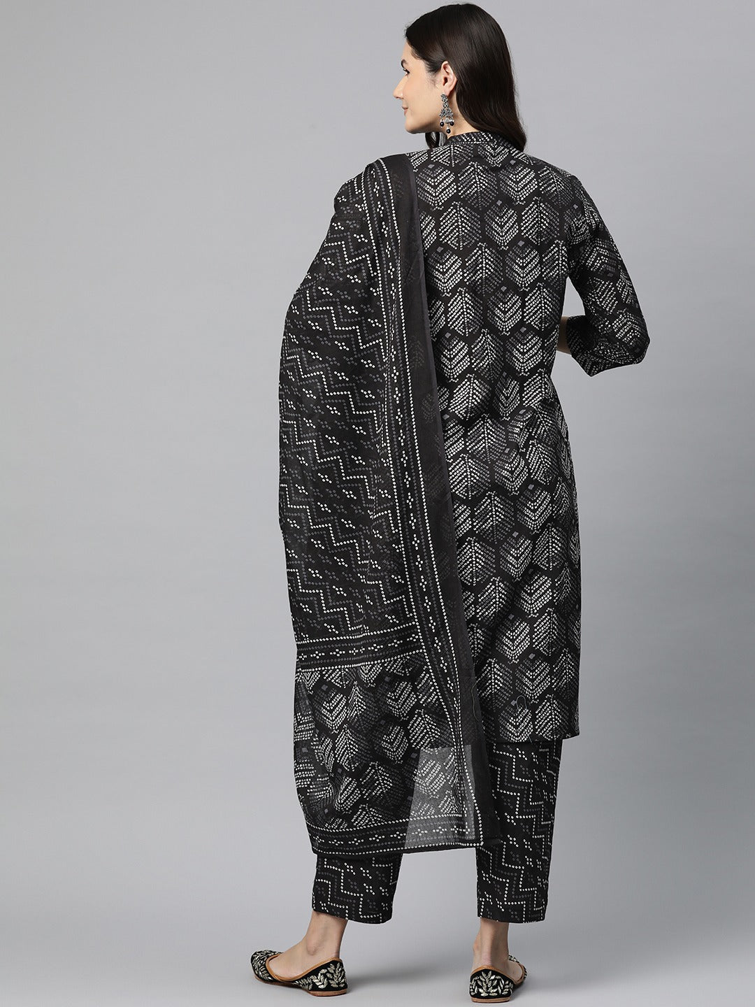 Cotton Bandhani Straight Kurta Pant And Dupatta - Image 4