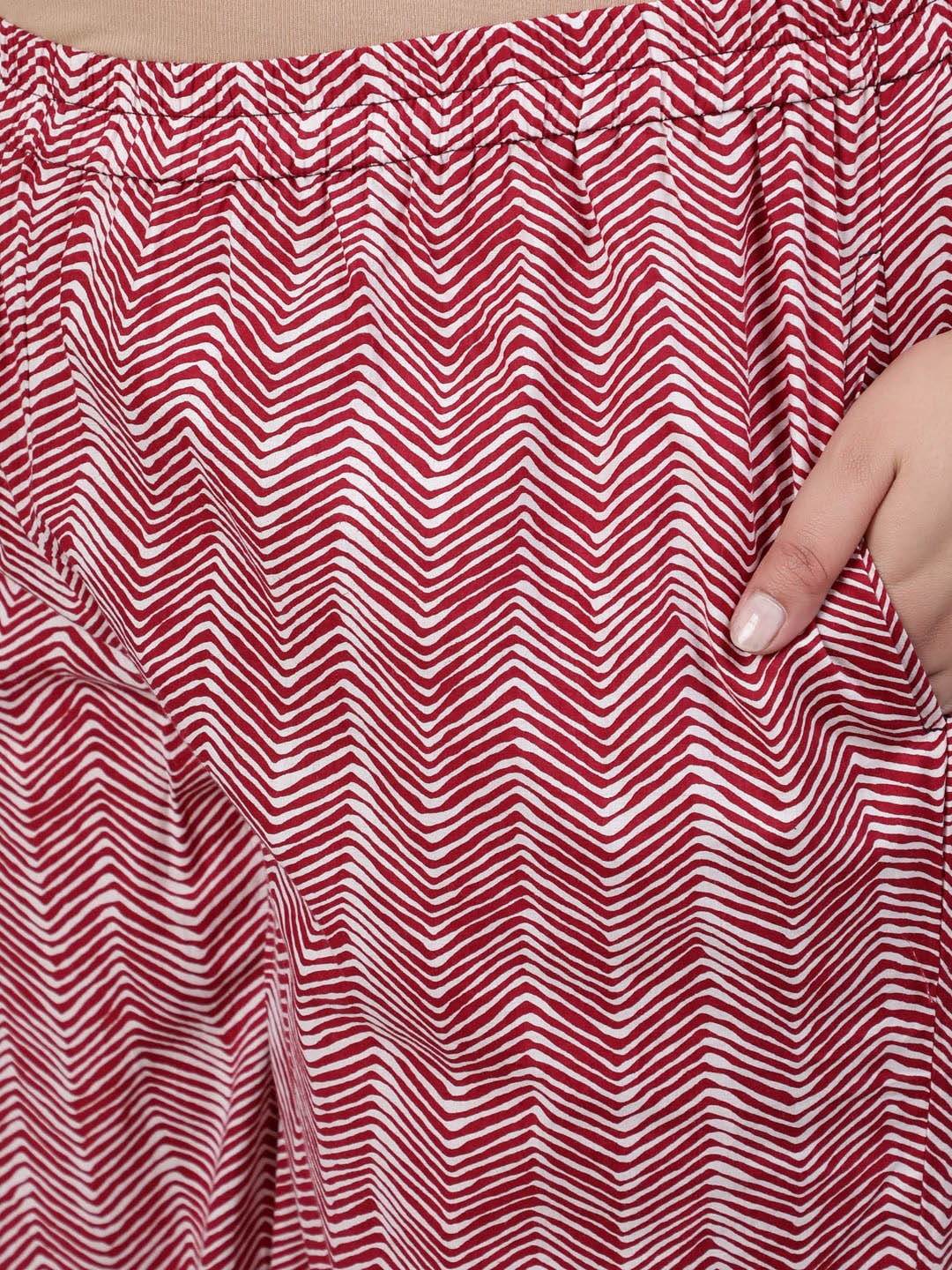 Plus Size Women Red Printed Straight Kurta With Palazo & Dupatta - Image 3