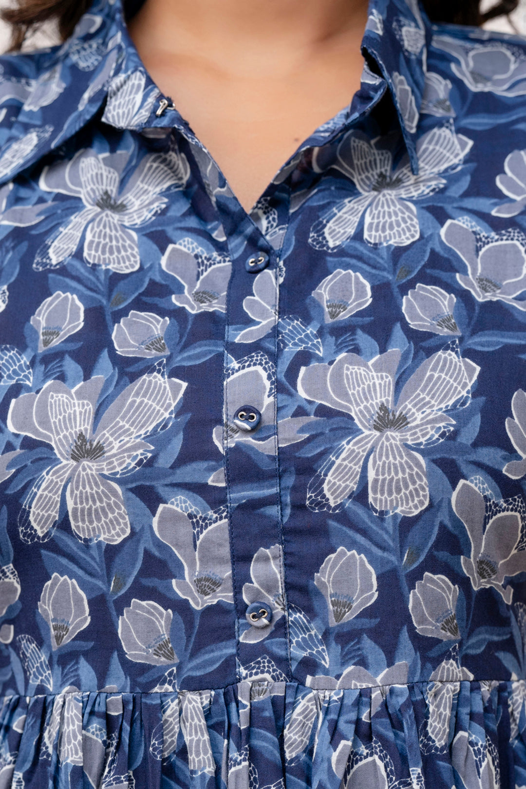 Navy Blue Printed midi Dress with Short Sleeves - Image 2