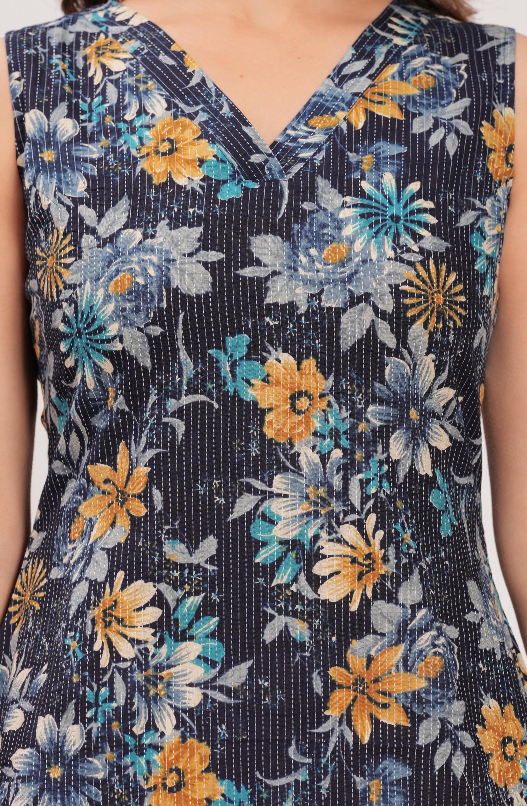 Navy Blue Printed Straight Sleeveless Kurta - Image 2
