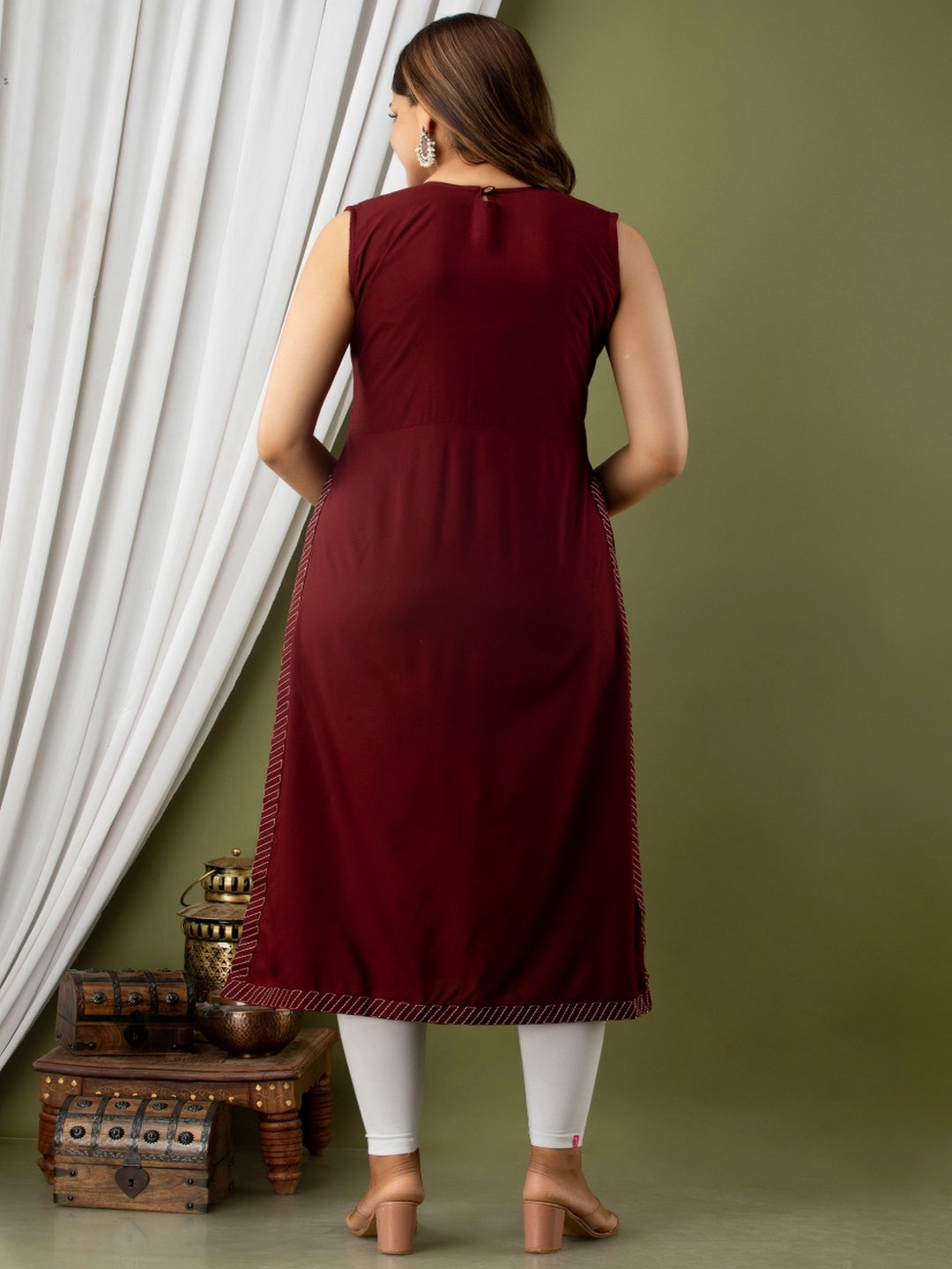 Rayon Calf Length Embroidered Straight Sleeveless Round Neck Kurta - Image 2