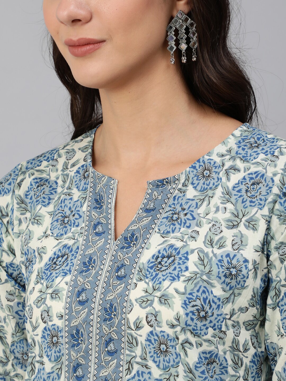 Women Blue & Cream Floral Printed Straight Kurta With Three Quarter Sleeves - Image 2